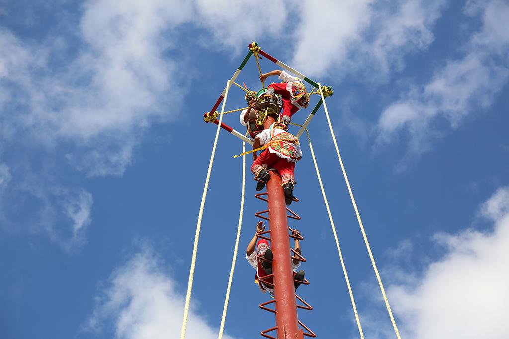 The unbelievable flight of the Papantla flying men